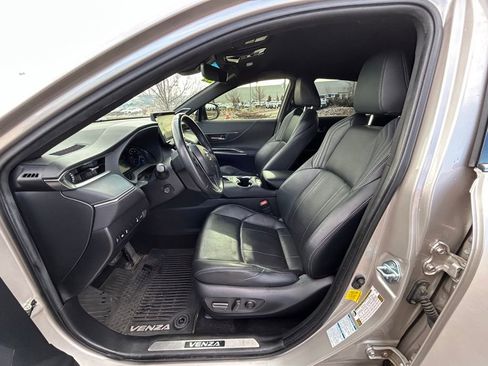 Used 2021 Toyota Venza XLE image 12