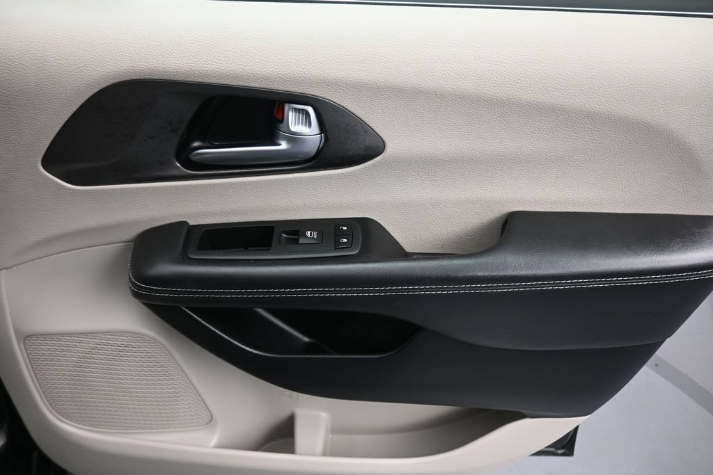 Used 2024 Chrysler Pacifica Touring-L FWD image 56