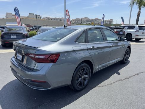 Certified 2023 Volkswagen Jetta SE w/ Panoramic Sunroof Package FWD image 10