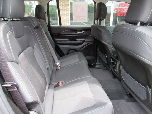 Used 2024 Jeep Grand Cherokee Laredo X AWD/4WD image 36