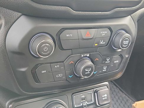 Certified 2022 Jeep Renegade Trailhawk AWD/4WD image 15