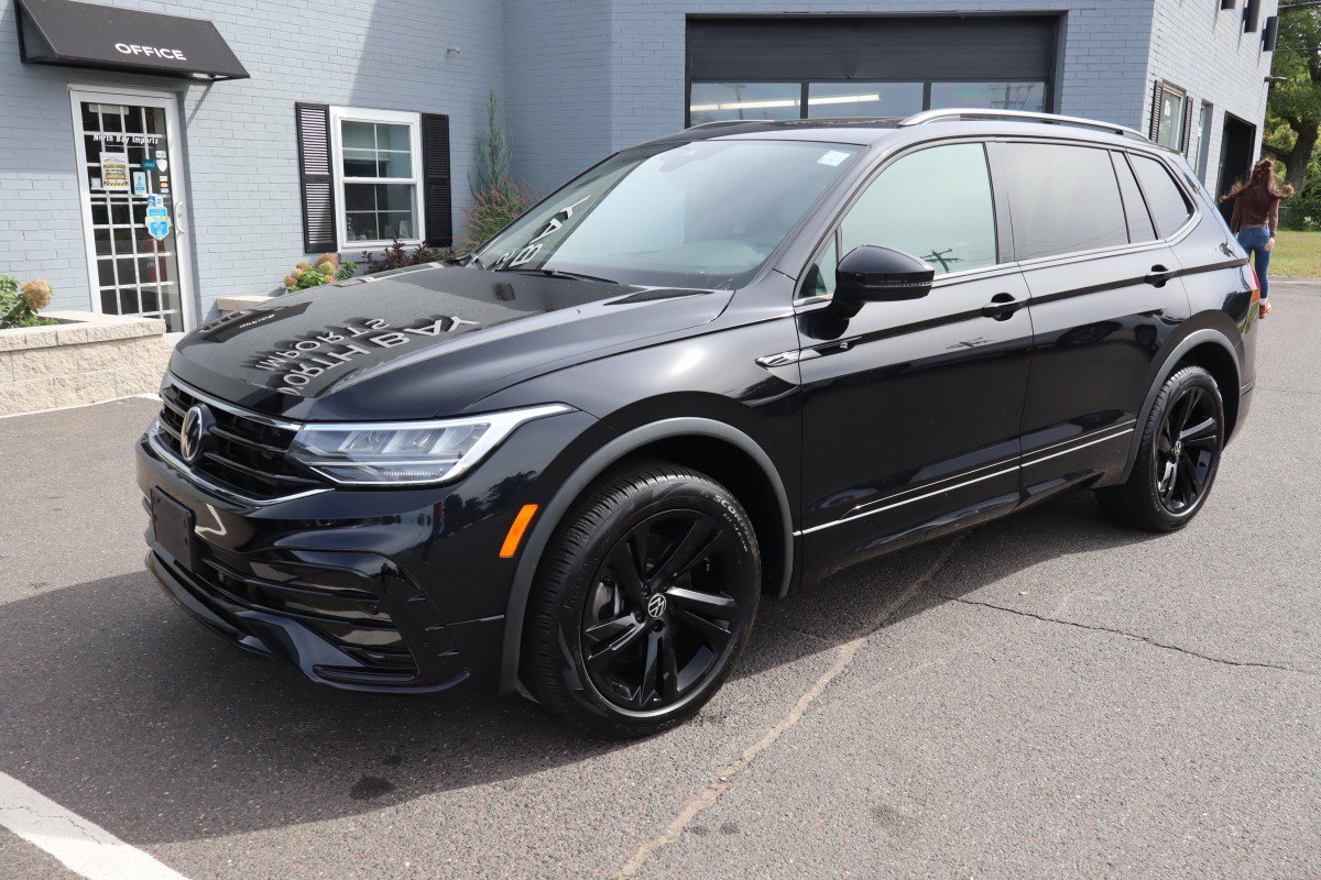 Used 2024 Volkswagen Tiguan SE R-Line AWD/4WD image 2