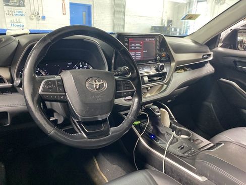 Used 2020 Toyota Highlander XLE AWD/4WD image 32