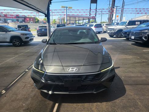 Used 2025 Hyundai Elantra SEL image 2