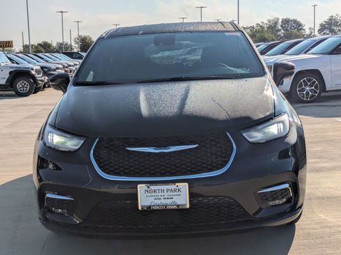 New 2026 Chrysler Pacifica Select image 8