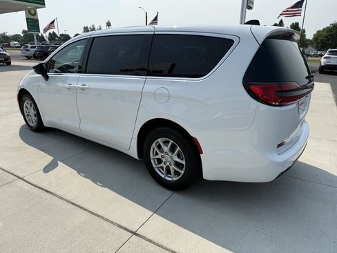 Used 2026 Chrysler Pacifica Select FWD image 6
