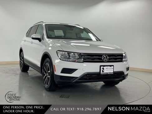 Used 2021 Volkswagen Tiguan SE w/ Panoramic Sunroof Package image 4