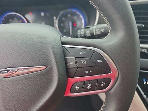 Used 2023 Chrysler Pacifica Touring-L FWD image 18