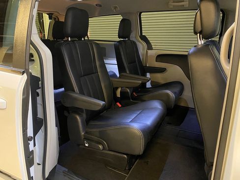 Used 2016 Chrysler Town & Country Touring FWD image 31