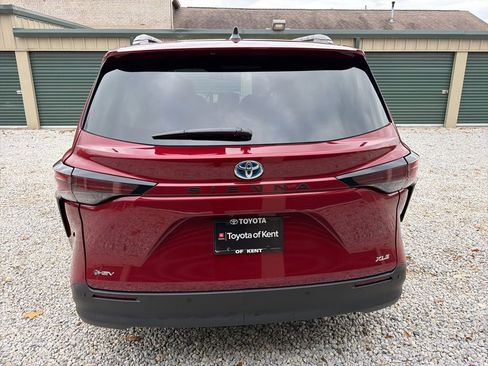 Used 2025 Toyota Sienna XLE image 4