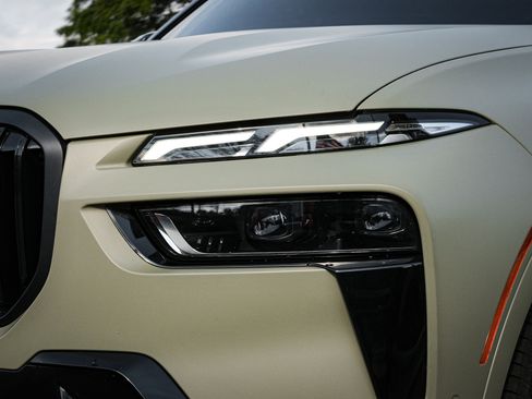 Used 2025 BMW X7 M60i w/ Climate Comfort Package image 6