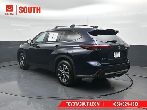 Used 2024 Toyota Highlander XLE AWD/4WD image 8