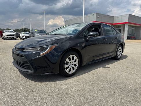 Used 2025 Toyota Corolla LE FWD image 2