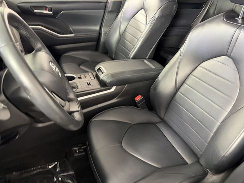 Used 2022 Toyota Highlander XLE FWD image 21