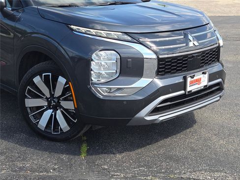 Used 2025 Mitsubishi Outlander SE AWD/4WD image 2
