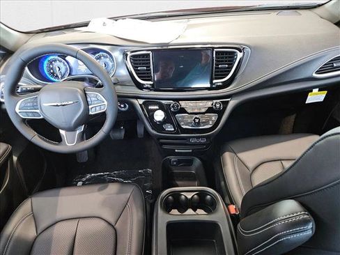 New 2025 Chrysler Pacifica Select w/ Fav Edition Package image 13