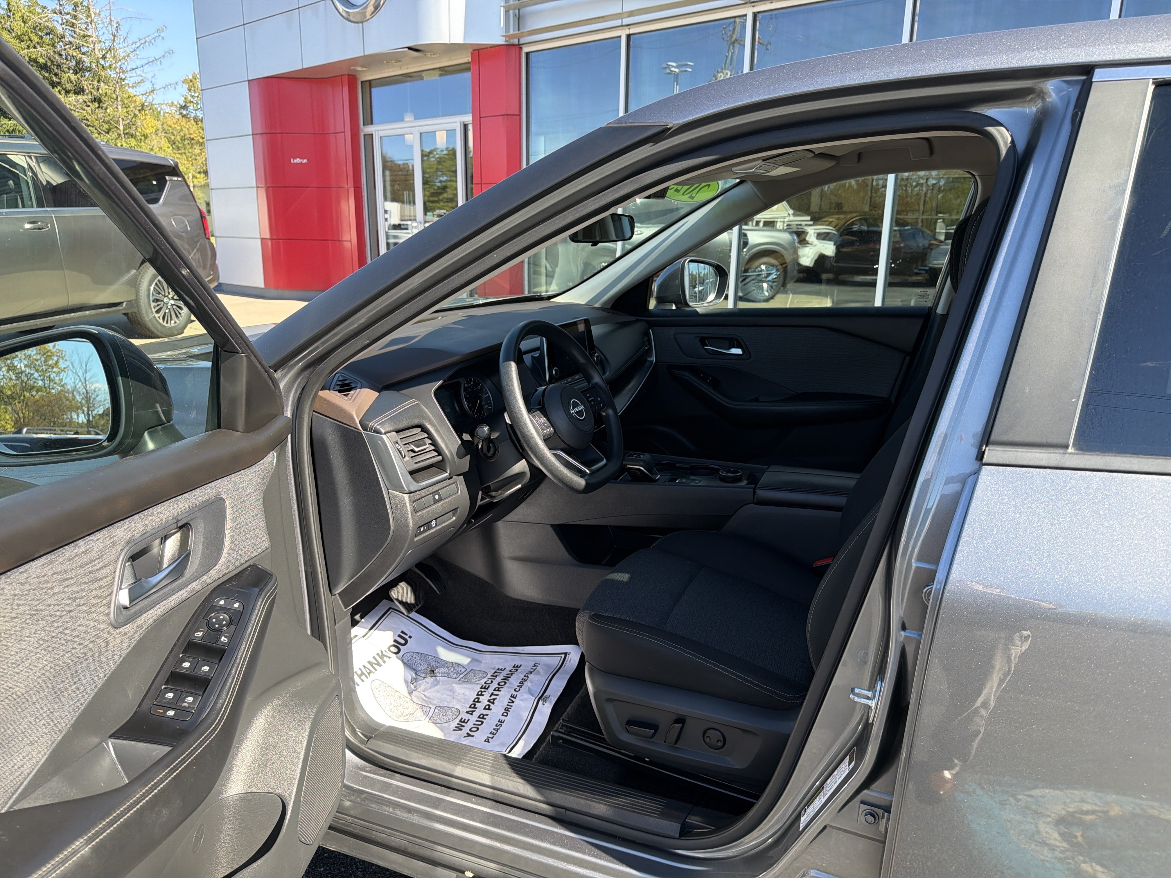 Used 2023 Nissan Rogue SV AWD/4WD image 2