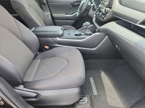 Used 2023 Toyota Highlander LE FWD image 26