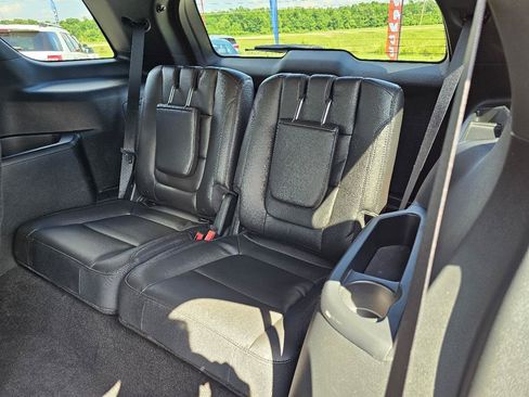 Used 2018 Ford Explorer XLT w/ Equipment Group 202A AWD/4WD image 22