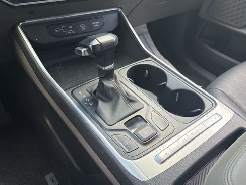 Certified 2025 Kia Carnival FWD image 9