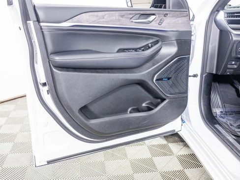 Used 2023 Jeep Grand Cherokee Overland w/ Adv Protech Group III image 29