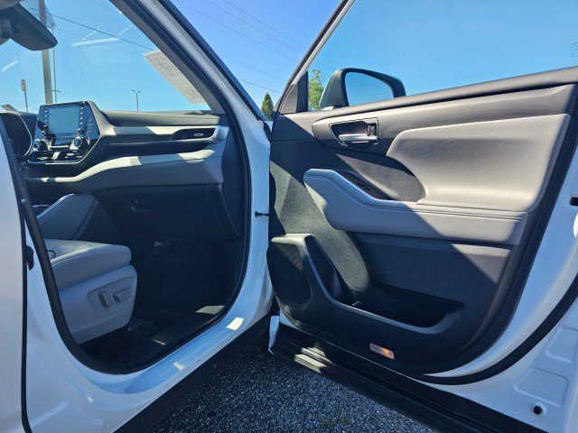 Used 2022 Toyota Highlander XLE AWD/4WD image 12