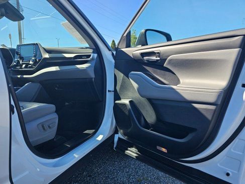 Used 2022 Toyota Highlander XLE AWD/4WD image 12