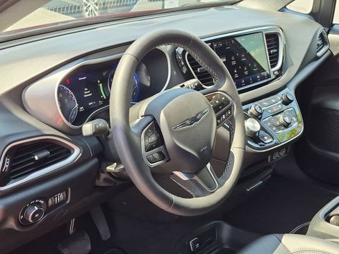 Used 2025 Chrysler Pacifica Select FWD image 15