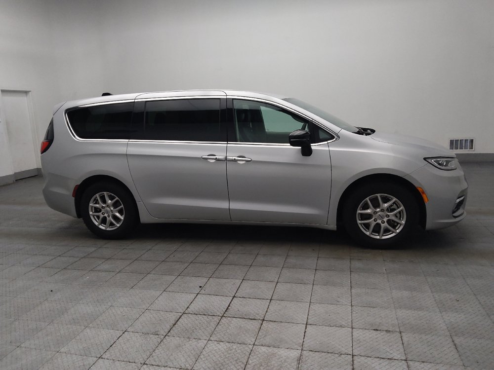 Used 2024 Chrysler Pacifica Touring-L FWD image 11