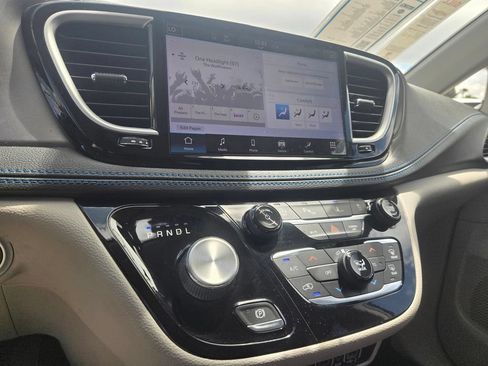Used 2021 Chrysler Pacifica Touring FWD image 14