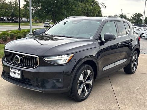 Used 2024 Volvo XC40 B5 Plus AWD/4WD image 12
