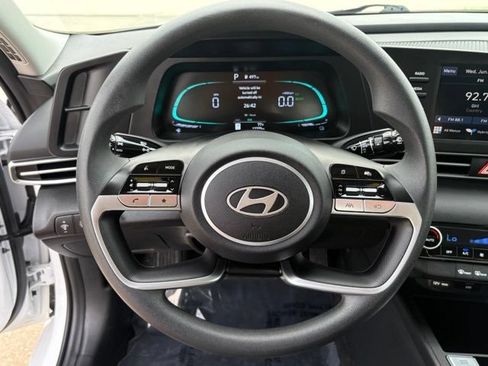 Used 2025 Hyundai Elantra Hybrid FWD image 13
