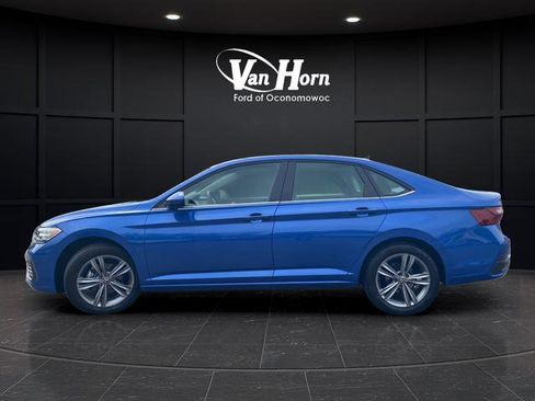 Used 2023 Volkswagen Jetta SE w/ Panoramic Sunroof Package FWD image 4