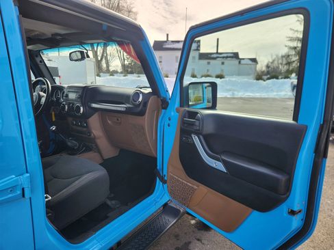 Used 2017 Jeep Wrangler Unlimited Sahara w/ Connectivity Group image 40