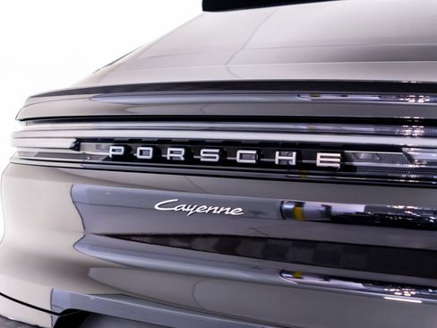 Used 2025 Porsche Cayenne Coupe AWD/4WD image 40