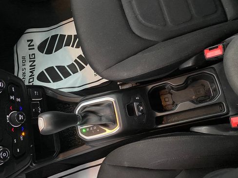 Used 2019 Jeep Renegade Latitude FWD image 26