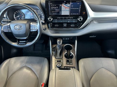 Used 2021 Toyota Highlander Platinum image 12