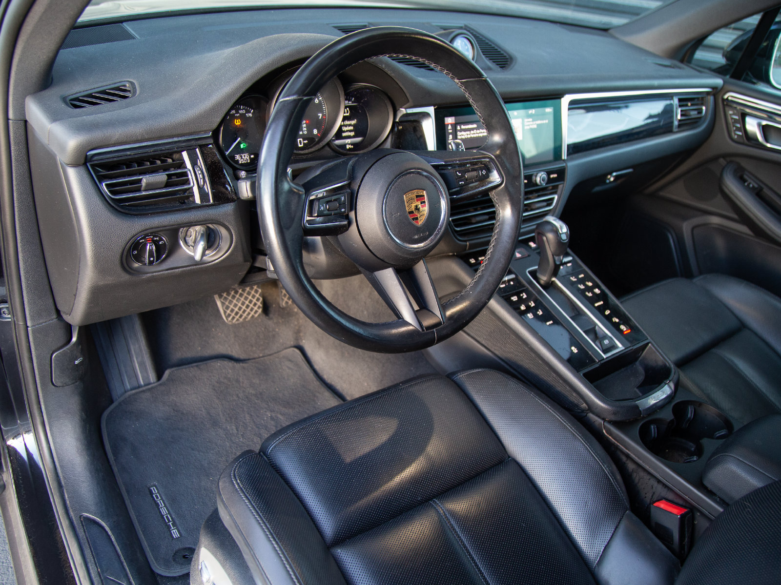Certified 2023 Porsche Macan AWD/4WD image 4