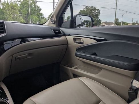 Used 2022 Honda Pilot Touring image 17