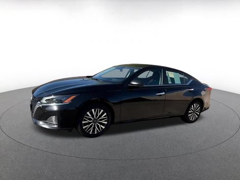 Used 2025 Nissan Altima 2.5 SV FWD image 8