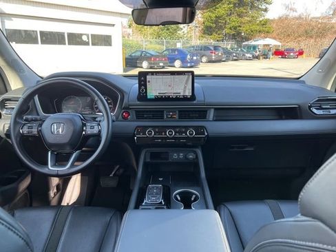 Used 2023 Honda Pilot Touring image 11