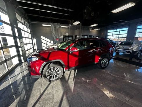 Used 2021 Toyota RAV4 XLE Premium image 3