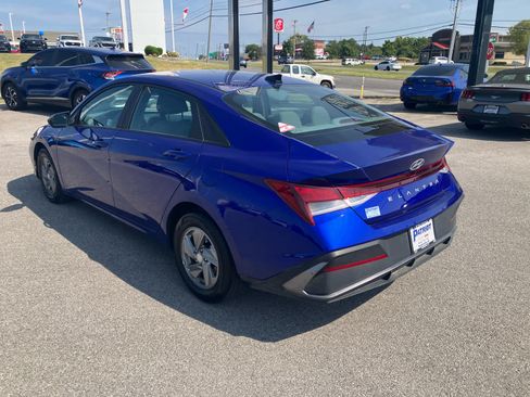 Used 2024 Hyundai Elantra SE FWD image 5