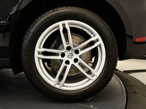 Certified 2025 Porsche Macan AWD/4WD image 17