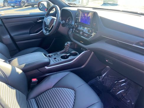 Used 2024 Toyota Highlander XSE image 25
