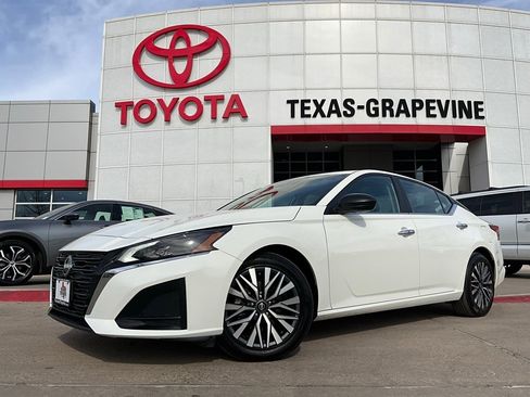 Used 2025 Nissan Altima 2.5 SV image 2