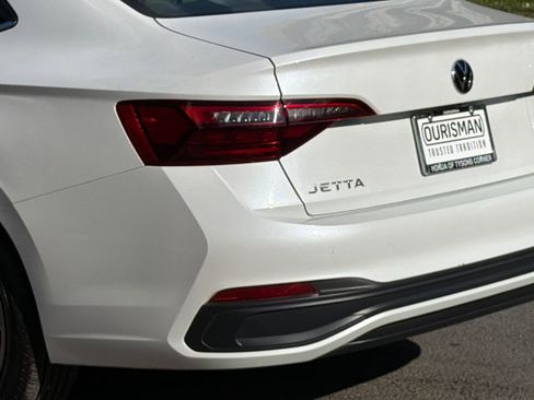 Used 2023 Volkswagen Jetta SE w/ Panoramic Sunroof Package FWD image 5
