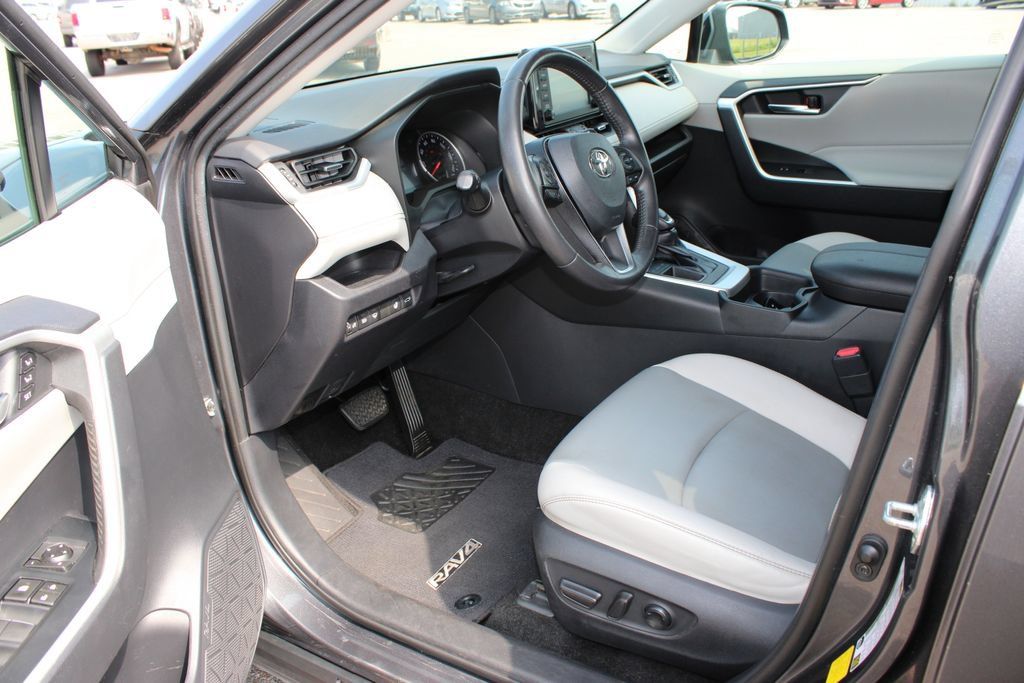 Used 2019 Toyota RAV4 XLE Premium FWD image 11