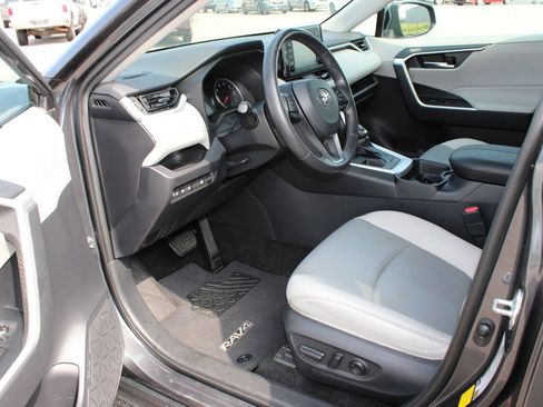 Used 2019 Toyota RAV4 XLE Premium FWD image 11