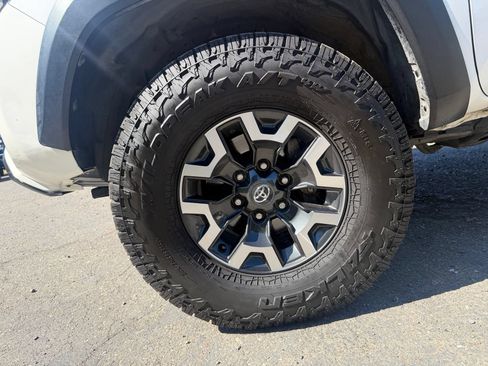 Used 2021 Toyota Tacoma TRD Off-Road w/ Technology Package AWD/4WD image 9